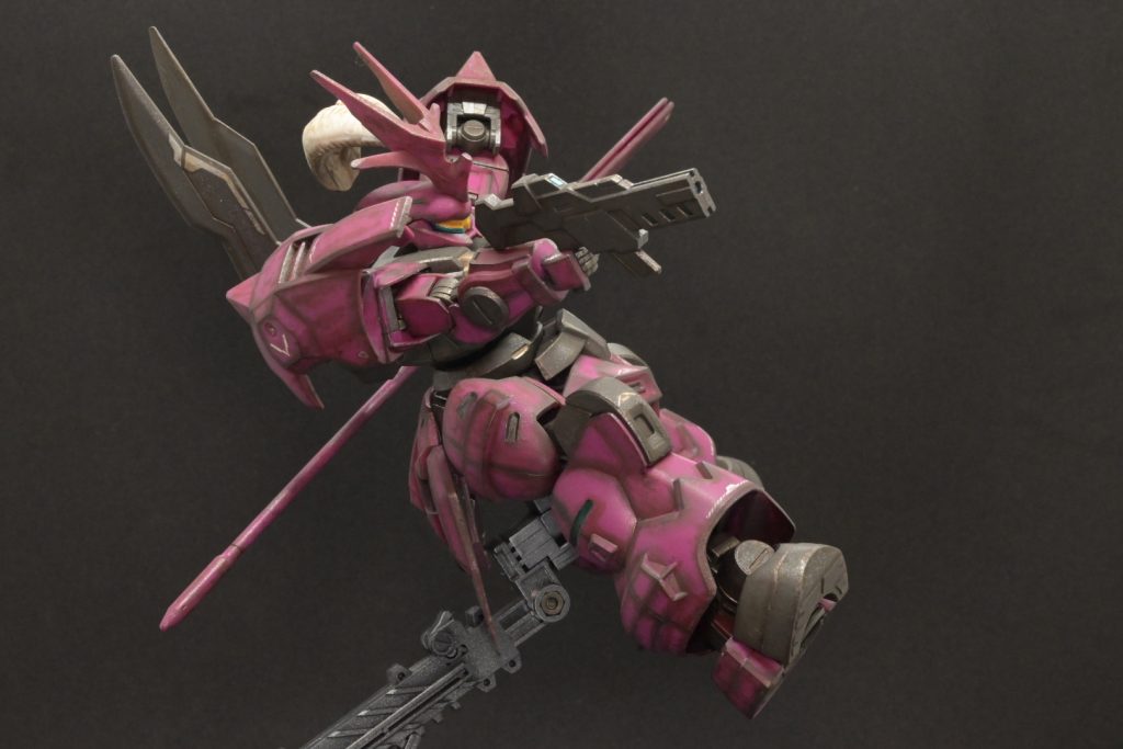 ずんぐりめのプロポーションですが、ポージングバッチリ決まります!