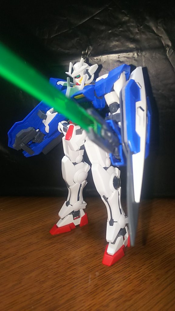 本機のメイン武装。クアンタのGNソードⅣ。これは何の小細工も無いですが、ビットも無いのでバスターにも成りません😖💦残念‼️🖐️圧倒的、エネルギー不足❗斬り‼️🎸←懐かしいwww そを言えば、シールドになにやら厚みが有る様な気がしませんか?🤔