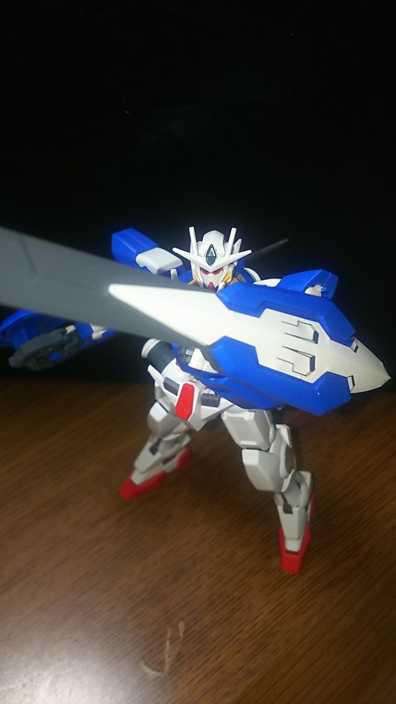 そをです‼️本機の隠しギミック❗盾から飛び出す剣‼️🤣名付けるならば、GNシールド改(GNシールドソード)そのまま~‼️🤣タンクとして設計されつつも、3本の実体剣と6本のビームサーベル。矛盾している様でいて、実は圧倒的な粒子不足を補う為の半ば剣の使い捨てに近い「手数勝負」な機体に成っています。ただそれでも、実体剣は切れ味を代償にてもコンデンサー内臓式アンクルガード付きのクアンタの改造アームを移植することで、腕力じたいを向上させ、バル◯゛トスよろしくの打撃、貫通な戦闘スタイルに成ります❗