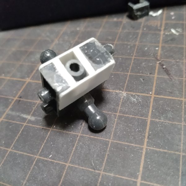 先にユニットから作ろうと切り欠いたパーツに適当に余ってるポリキャップとプラバン使って3ミリ軸が使えるようにしました😄後はこの上のパーツをぶった斬って作り替えると胴体が回るようになるはず！と、思ってやります！😄（1枚目）