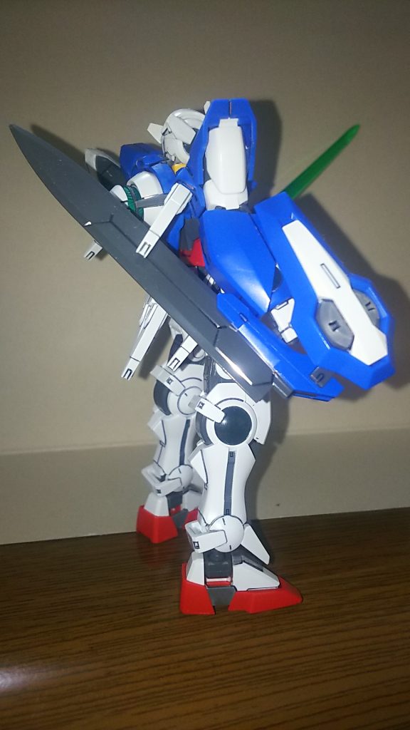 右側です。チラっと見えるだけでもビームサーベルのグリップが1234…😅あ❗遅く成りましたが機体名のT(タンク)は、ゲーム等で用いられる「タンク役」のタンクです。右腕のGNソードも、刀身や火器では無く、シールドを中心に粒子をコントロールしています。