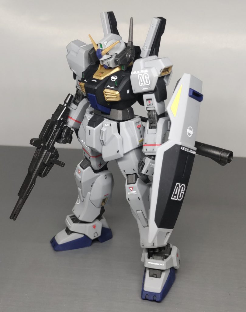 ショルダーアーマーとアンクルガードの合わせ目は、何もしなくても段差ディテールになっていたのですが、面出しでヤスリ過ぎてしまい段差がなくなってしまいました😅スッキリしたので結果オーライです！？頭部の合わせ目もちょっと詰めが甘かったです…合せ目消し、面やエッジの処理は日々勉強ですね。いつか、パキッとシャッキとした物を作りたいな～