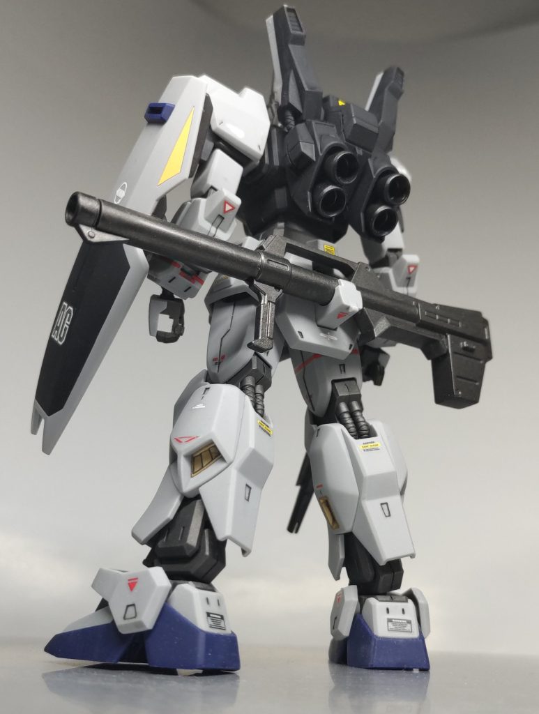 合わせ目は、頭部、武器、バックパックにできます。スッテカーが小さくて、かなり苦戦しました。しかも、太ももの赤いラインは左右貼り間違えてしまいました😂