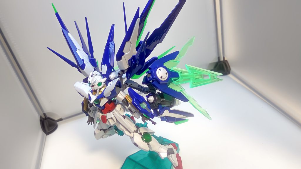 バーストハイマニューバモード。バックパックの各所に配置したソードビットのクリアパーツと相まって良いですね。