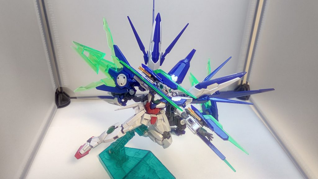 アークブレイサーにさらにソードビットを装着してクローモードへ。バーストハイマニューバと併せて突撃形態に。