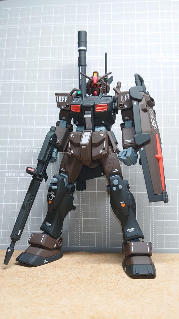 ガンダムやジムをミキシングして 各部に追加装甲を付けてます。