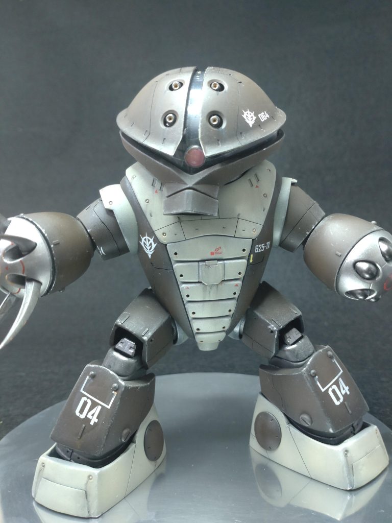 改造したのは首と足の形状ぐらいです頭部：底の部分を削って、首を短くしています。もっとめり込むようにしたかったのですがこのぐらいで断念しました。モノアイはＨアイズと基部に丸バーニア。脚：キットは太もも、すねも丸い形状になっていましたが、1ｓｔの設定画では角ばっており私のイメージするアッガイではなかったため、エッジを出すための２ｍｍプラ角棒とすき間を埋めるエポパテで整形。そのほか１ｍｍメタルボールとおでこにソケットピンのメタルパーツ。