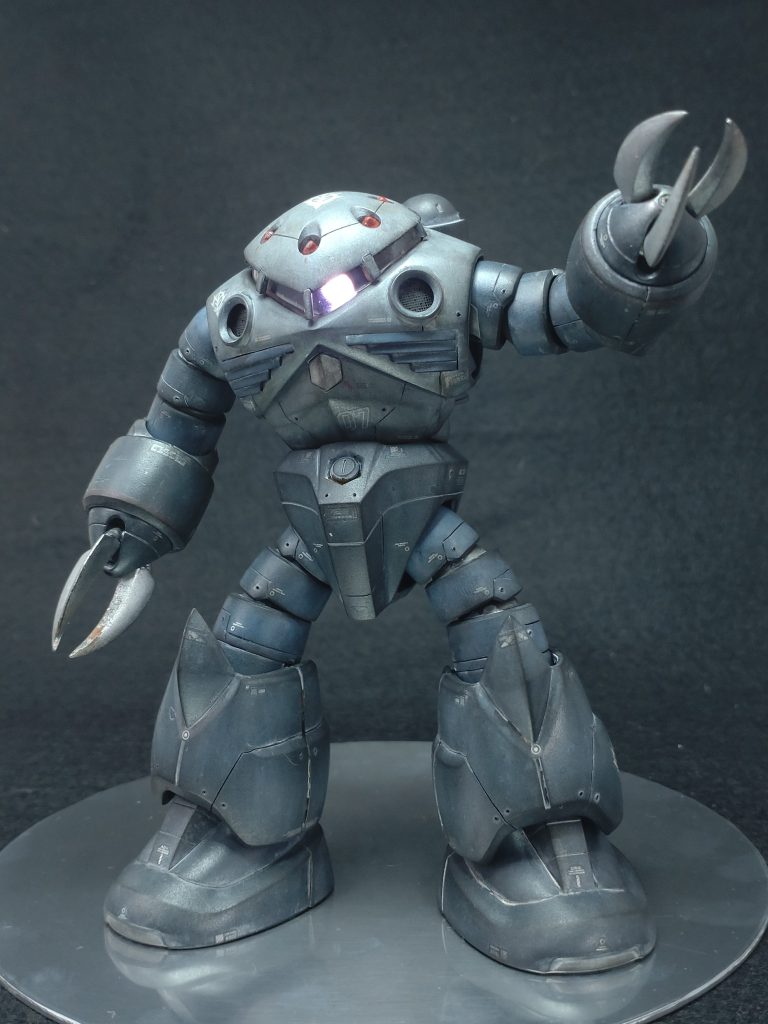 「アゴを引け!」とおっしゃっていた方の作例を参考に顔を切り離し。前腕を2ミリ延長。股関節と足首関節のボールジョイント軸を短くして、妖怪っぽい雰囲気を狙いましたが、言わないとわからないレベルで涙