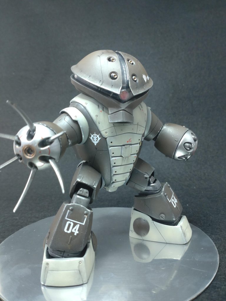 塗装は黒立ち上げ、水性ホビーカラー、こい茶色はたしかマホガニー、うすい部分は薄茶色だったと思います。腕の先はガイアカラーのダークアイアン。エナメル塗料のチタンシルバーで軽くチッピングして最後に水性ホビーカラーの艶消しトップコートプレミアムだったと思います。