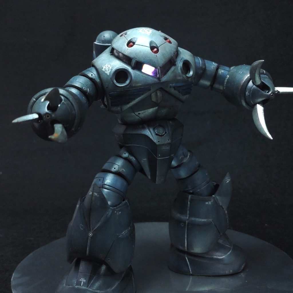 モノアイレールはお湯で柔らかくなる粘土と透明レジンで複製し、LEDを仕込みました