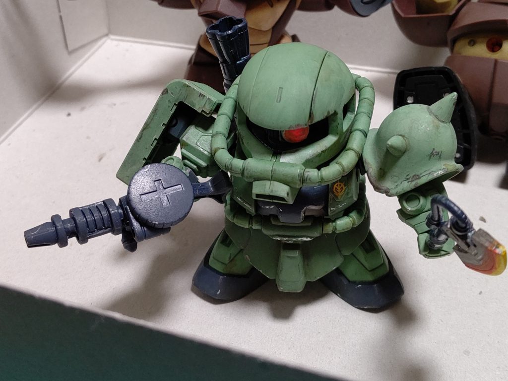 軽く汚しとツヤ消しのみで十分カッコいいザク。マシンガンとヒートホークの肉抜き埋めが一番手間でした（笑）