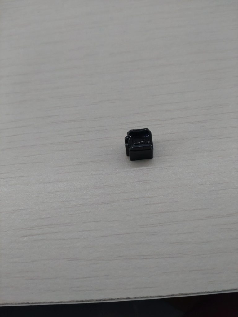 そして付属のアクションベースと接続するパーツがすぐ抜けて使い物にならない。&アクションベースに付属の股に挟むパーツも緩くクッションシート挟んでみたけど滑り落ちるのが怖い。あまり気乗りしないが初めて挟み込むタイプを使用💦