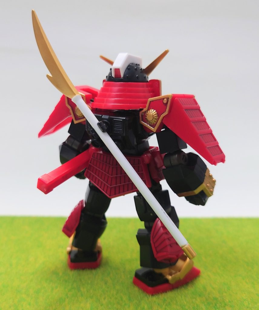 芝生マットを敷いて前と後ろから。墨入れはエナメル塗料が普通に乗りました。ただ、割れが怖いのでモールドの掘り直しはしていません。