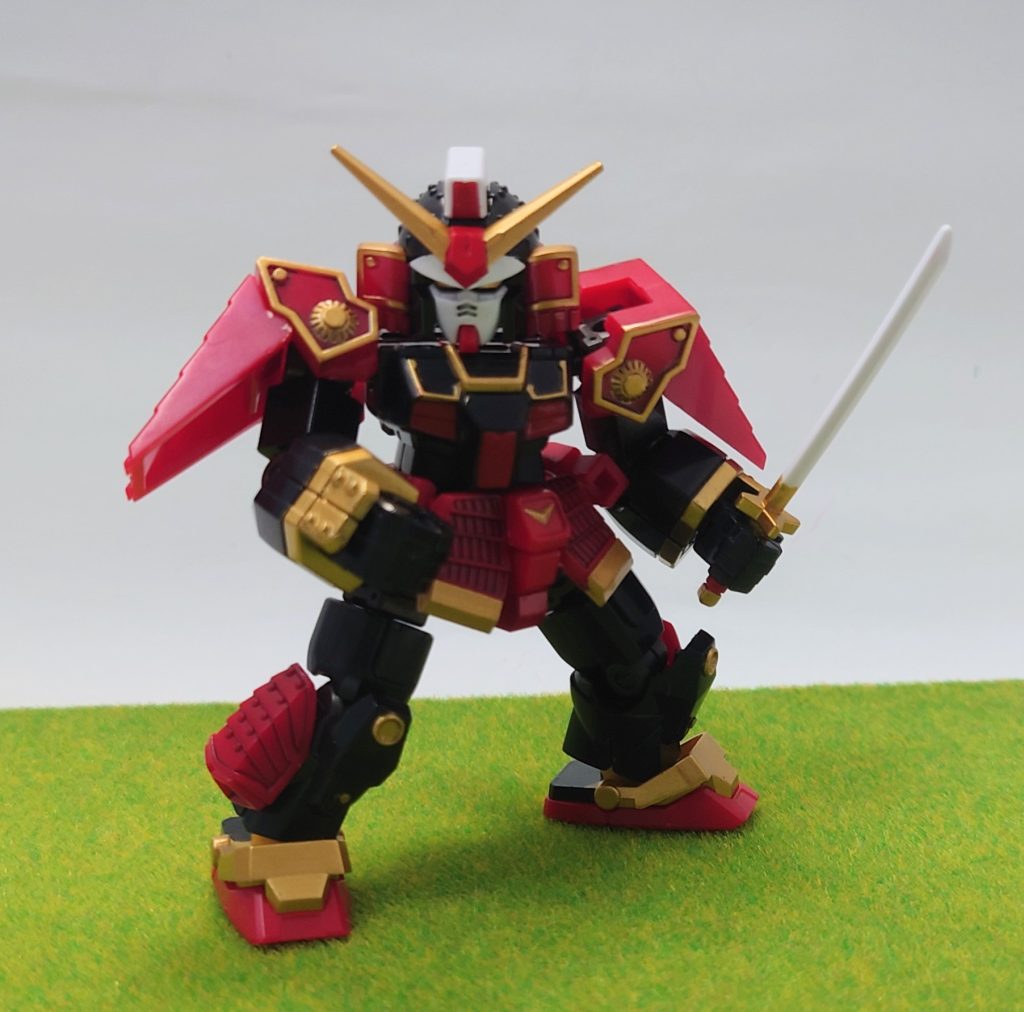 可動部は沢山設けてあるものの、鎧が干渉するのであまり動かない…。あと、刀の鞘への出し入れが非常にシビアなキツさで必ず塗料が剥がれてしまうため、刀身は真っ白です…。