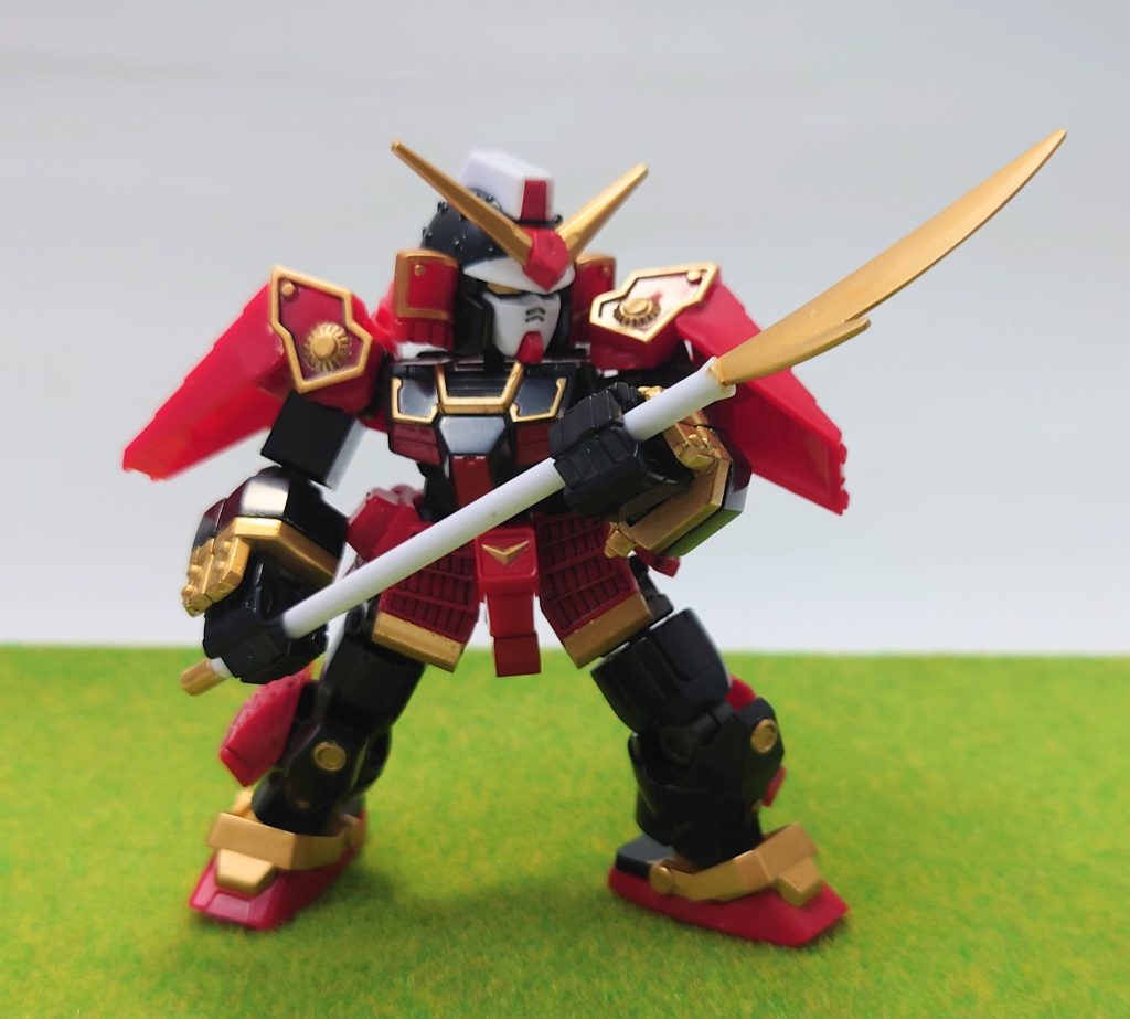 腕の延長の副効果で薙刀の両手持ちが可能となっています。グリップがキツめでこれも塗料が剥がれるため、柄は真っ白です。まあ、今回の設定カラーでは柄は白なんでこれはこれでいいかな…。