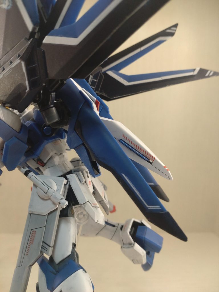 翼&バーニア部位のダークブルー&ホワイトのみスプレー塗装インディブルー部は塗ってません。脇下と背部バーニアは赤と黒で筆塗り。