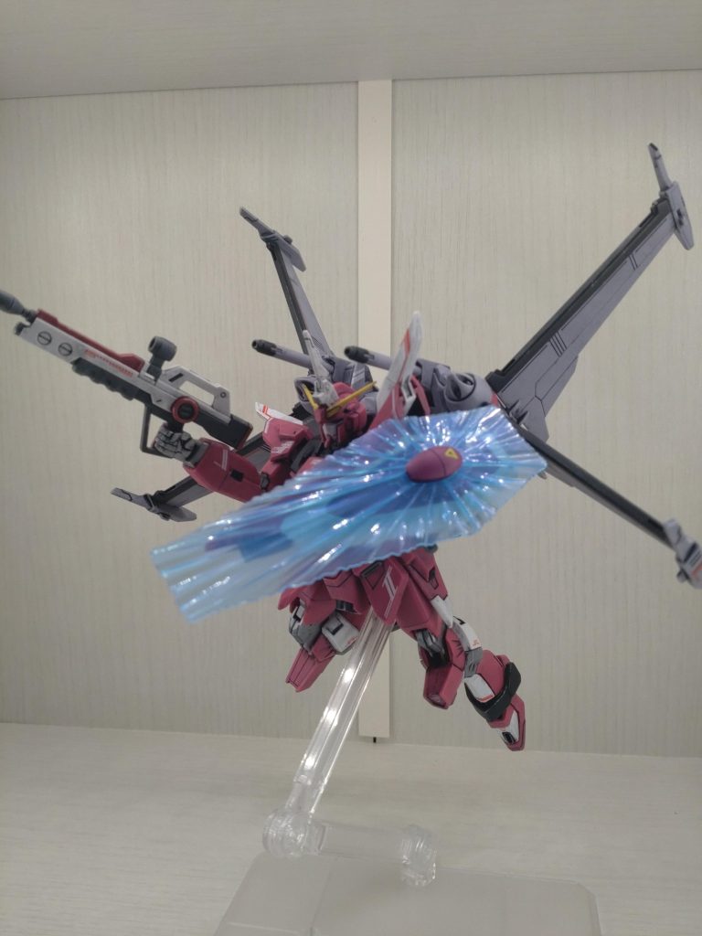 追加塗装は頭部のカメラ系、ビームライフルと装甲裏塗り位です。