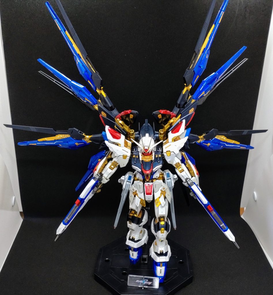 パッケージアート風のポーズ。ウイングの展開ギミックもあって、かなり派手です。