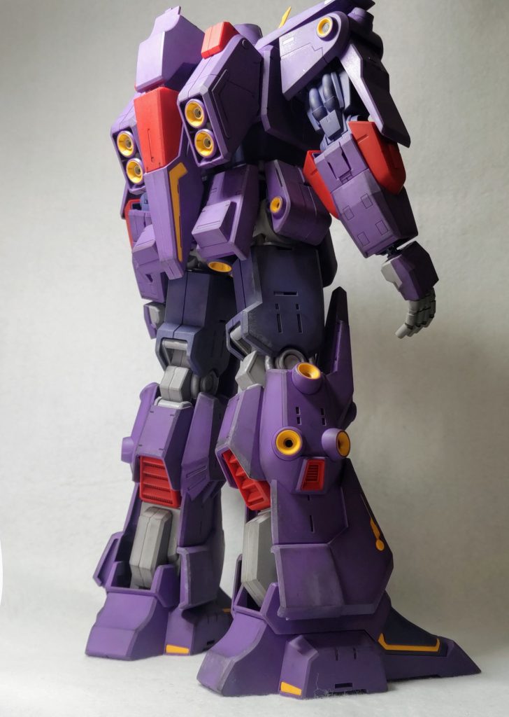 エッジを強調する程度にウェザリングマスターで汚しましたが写真だとよく分かりませんね(zaku-kao4)大きいのでデカールもサボりました。