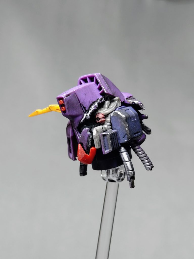 ダメージヘッドの塗装とウェザリングに一番力が入ってます(gundam-kao6)素晴らしい造形です。