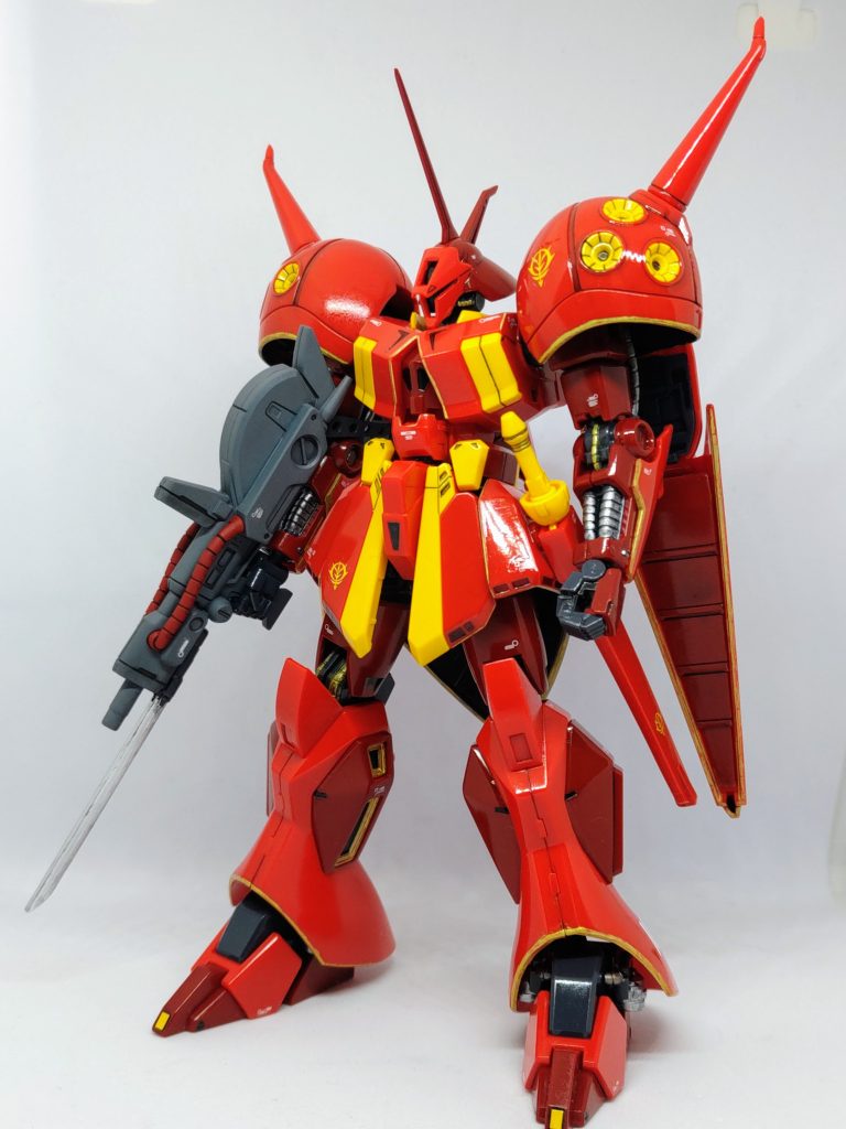 腕と膝の動力パイプっぽい所やリアアーマーと足のバーニアにもゴールドとシルバーを使って全体的に情報量を増やしました。エングレービングはマーカーでフリーハンドなのでズーム厳禁です(zaku-kao4)