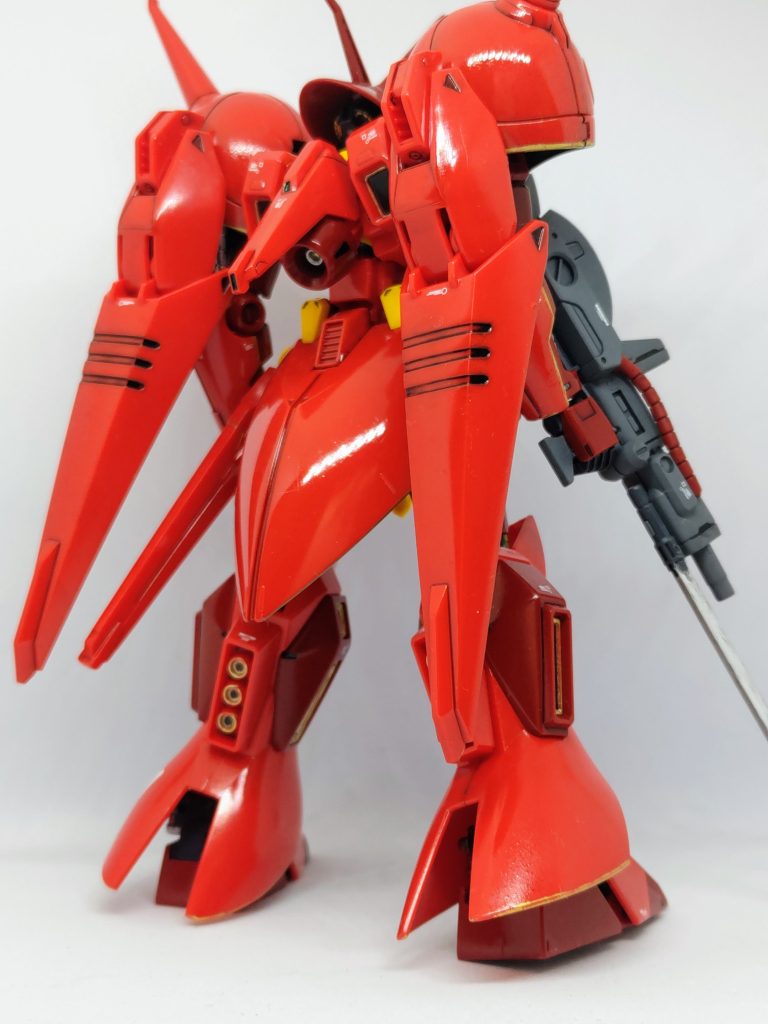 背面のスラスター部もゴールドとシルバーで部分塗装してあります。シールドを前面に展開できるんですが写真撮ってません。あんまりカッコいいと思えなくて。