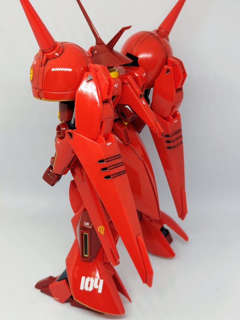 今回デカールは半端に余っていた物を適当に貼っただけなので控えめです。合わせ目消しは両肩のツノとサーベルの鞘だけで済み作りやすかったです。