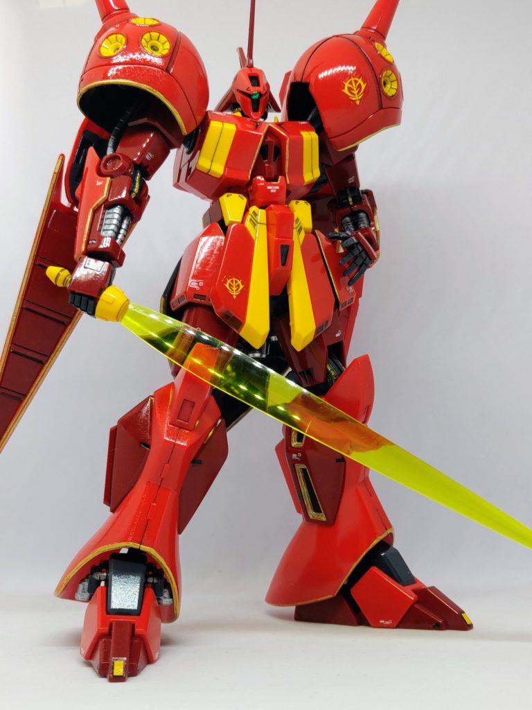 肩アーマー内部とリア•サイドアーマー内側は黒サフでごまかし(zaku-kao4)リアアーマーと足のスラスターのシャインシルバーがなかなか映えなくて悲しい(zaku-kao3)