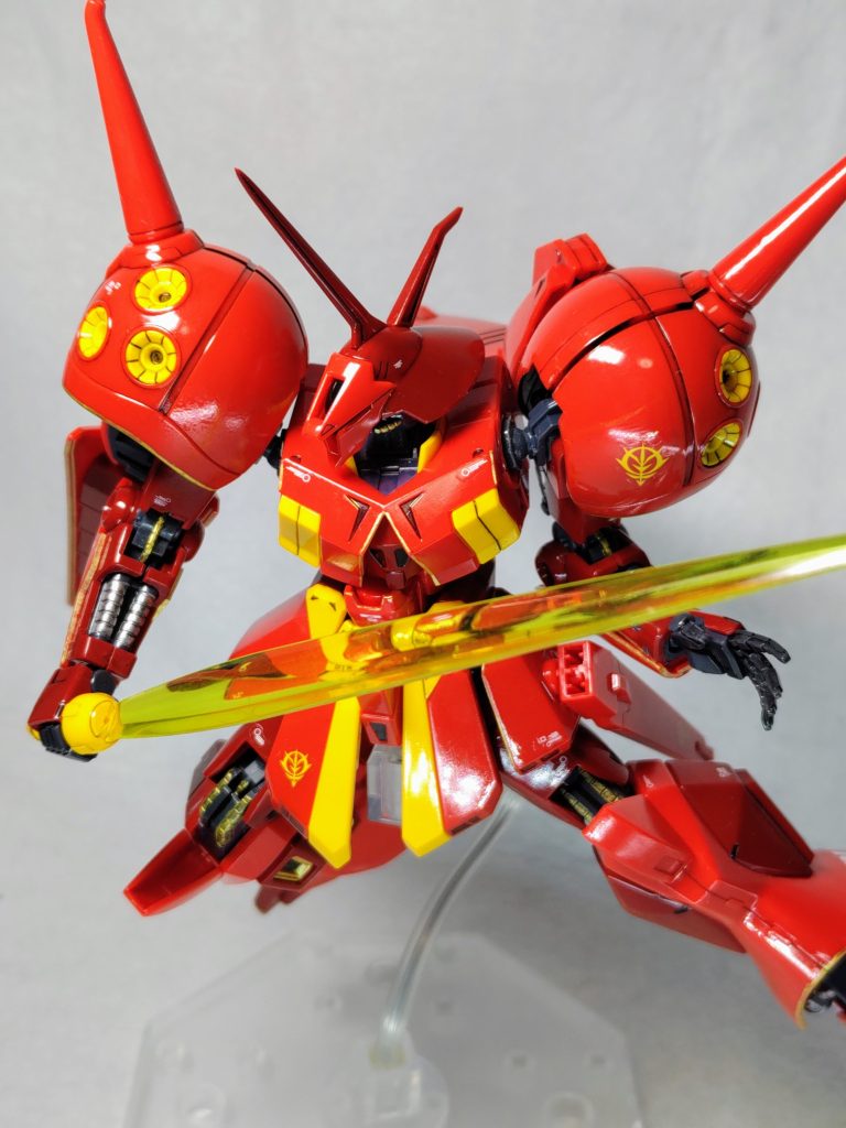 アンテナと肩のツノはシャープ化。大型のサーベルがカッコいいです。でもビームサーベルなのに長い鞘はおかしいですよね(zaku-kao4)