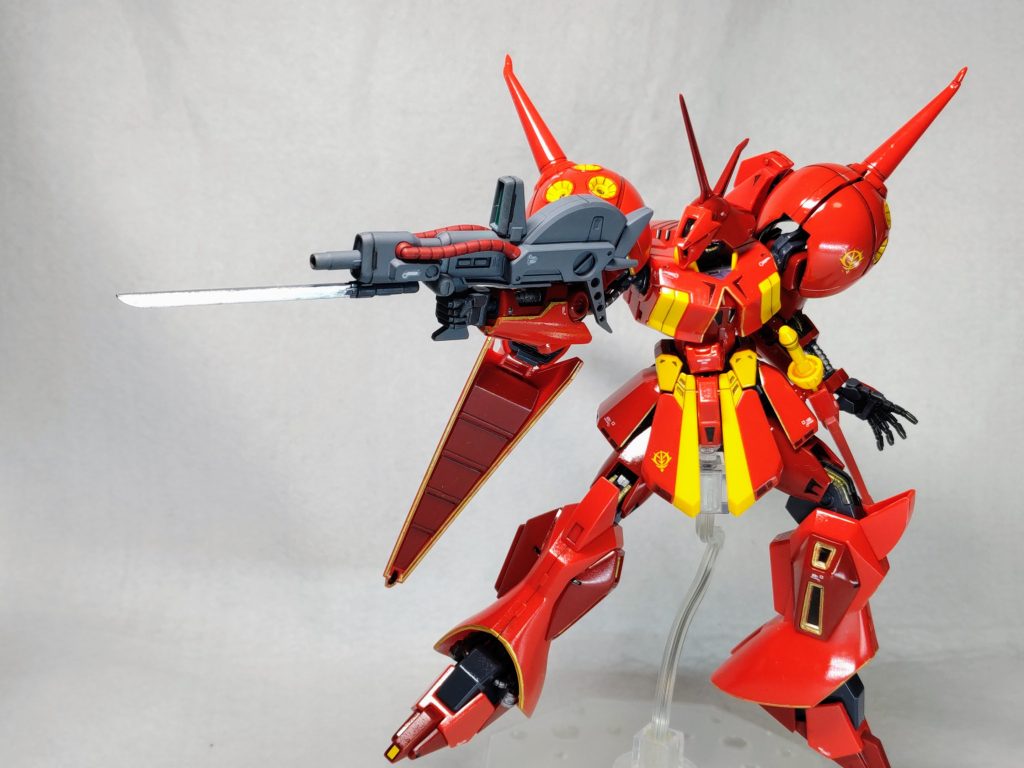 銃剣つきビームライフル本体はジオングレーで塗装してツヤ消し。デザイン上持たせづらくポーズも取りにくいです(zaku-kao4)個体差なのかもしれませんが肩と手首がポロリしやすくポージングさせづらいです。