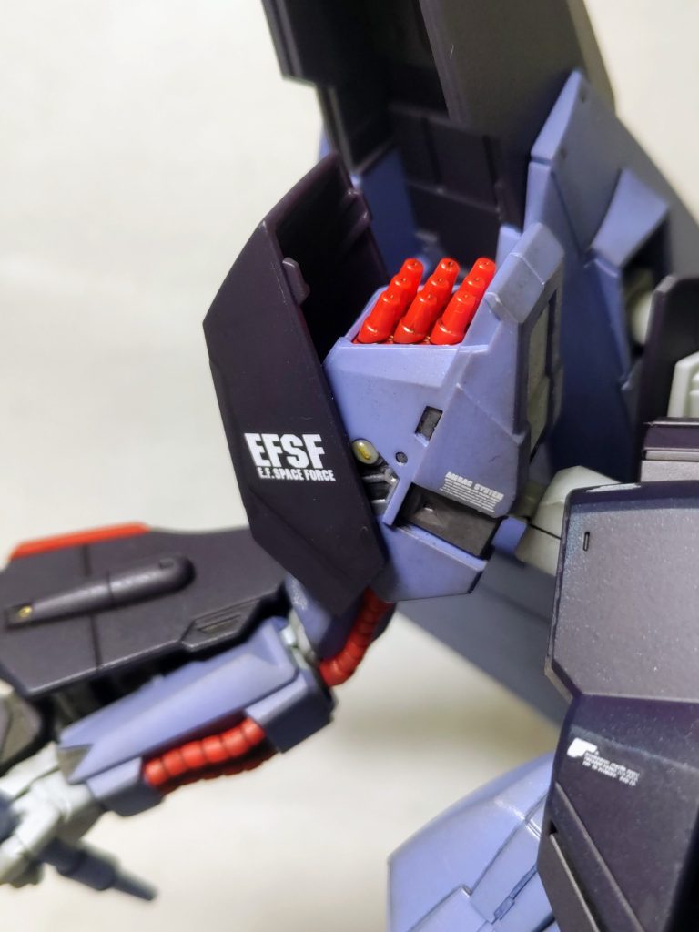 肩のミサイルポッドを開くとチラ見えするメカ部分をマーカー塗装。