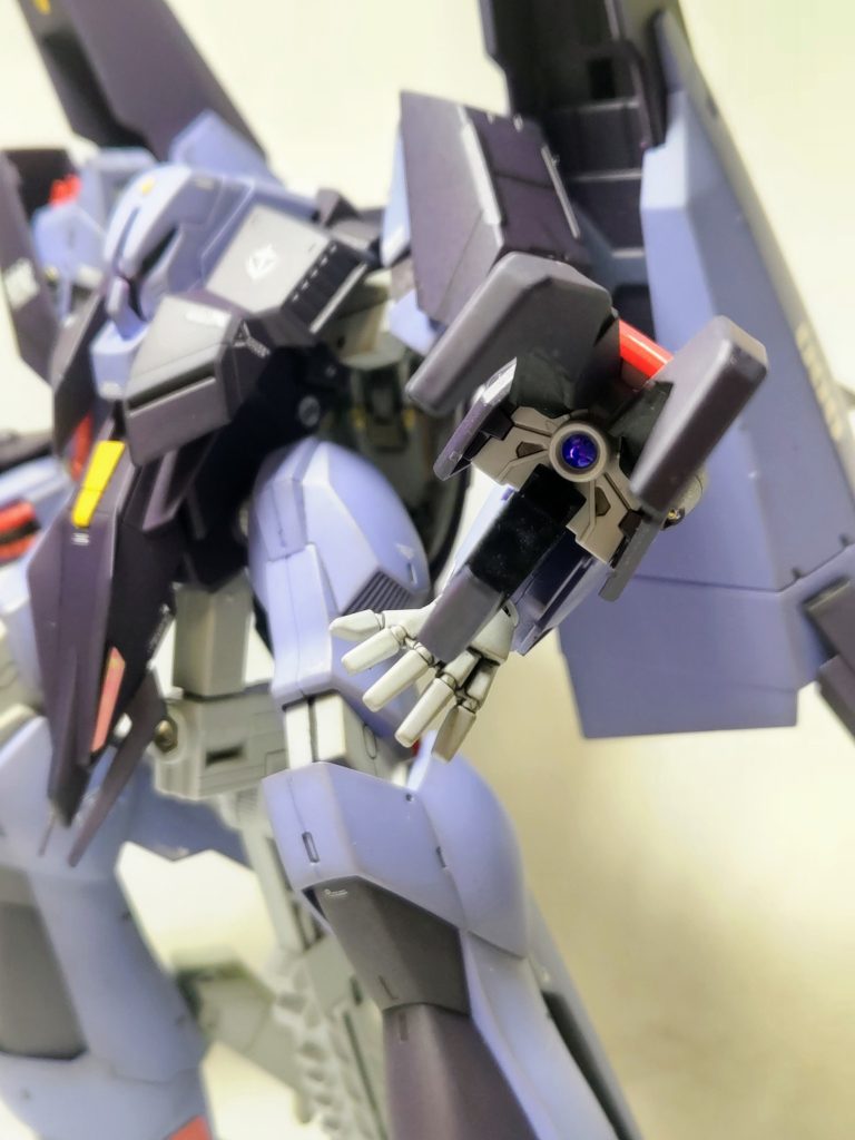 クローアーム内側の肉抜きはパテ埋めしてブラック塗装。砲口はメタリックマーカー。