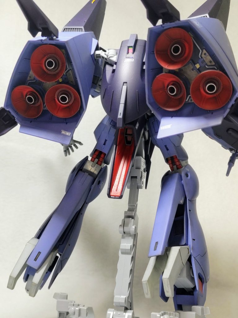 バーニアはレッドとシルバー。メカメカしいディテールもマーカー塗装。