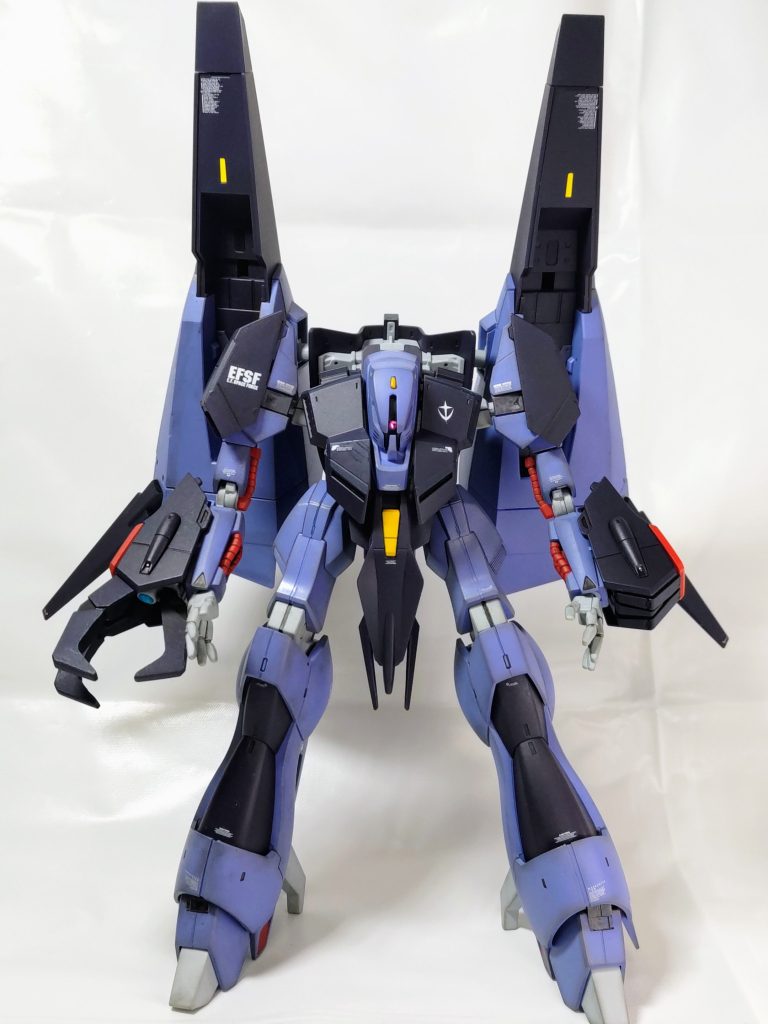 新し目のキットなのですが、色足りない、関節ABS、目立つ肉抜き穴と合わせ目(zaku-kao9)特に左の股関節が固すぎて動かせず変形もポージングも断念しました…。両肩と足首のグレー、腰と頭のイエローはマーカー塗装。モノアイは穴を開けてオールマイティモノアイを仕込みました。