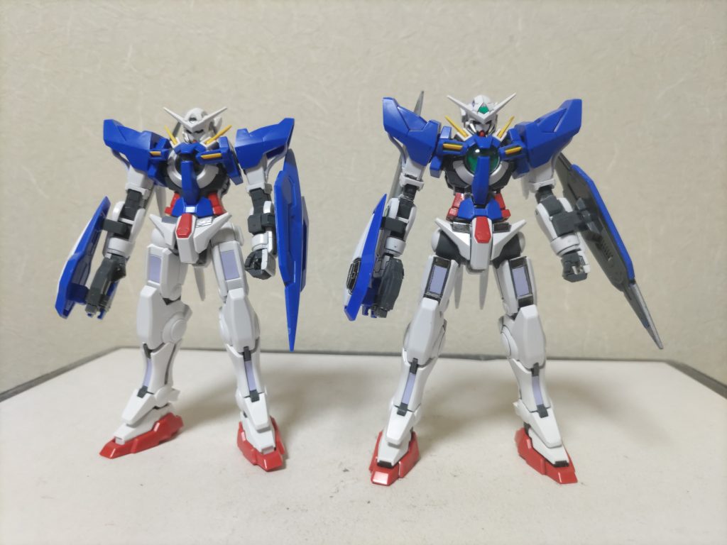 比較　左、素組エクシア　右、超稼働Verももと首を少し延長しました