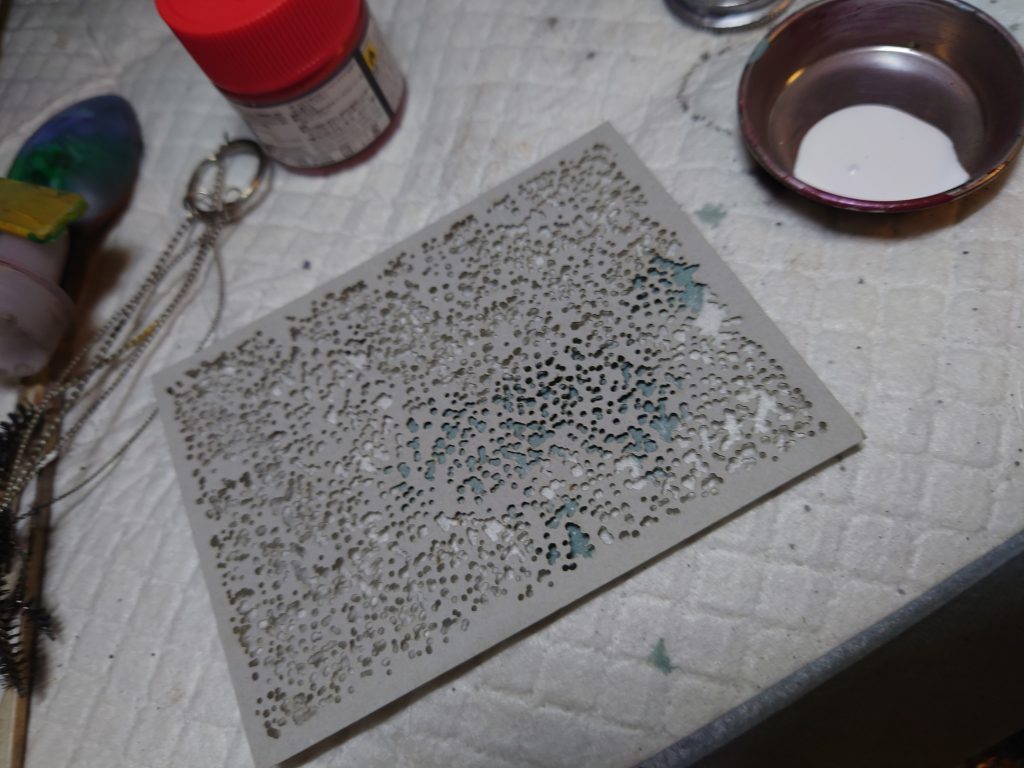 今回も、プロモデラーまつおーじ氏自作のマダラ模様テンプレート使って塗装の雰囲気アップです！