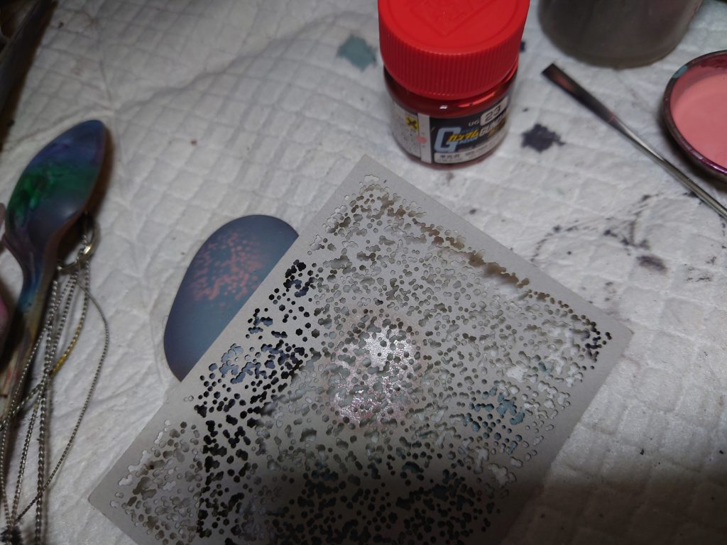 最近、芦屋のミーティングにちょくちょく参加させてもらってて仲良くさせてもらってる、プロモデラーfirstAge　まつおーじ氏からいただいた、自作のマダラ模様テンプレートを使って、塗装加えていきますよ