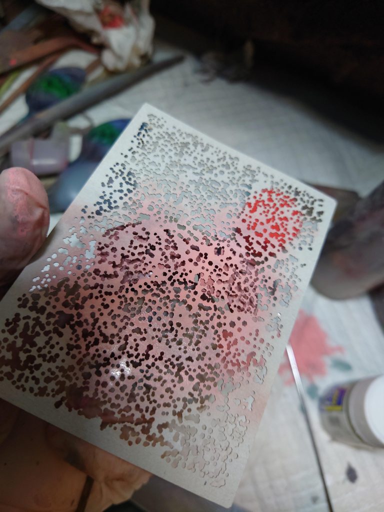 ベースカラーの上からテンプレート越しに、吹き付けると出来上がり！！ベタ塗りよりも、情報量上がるというか、かなり雰囲気出るので、へっぽこモデラーのオイラでも、なんか塗装上手くなった気がしちゃいますね（笑）