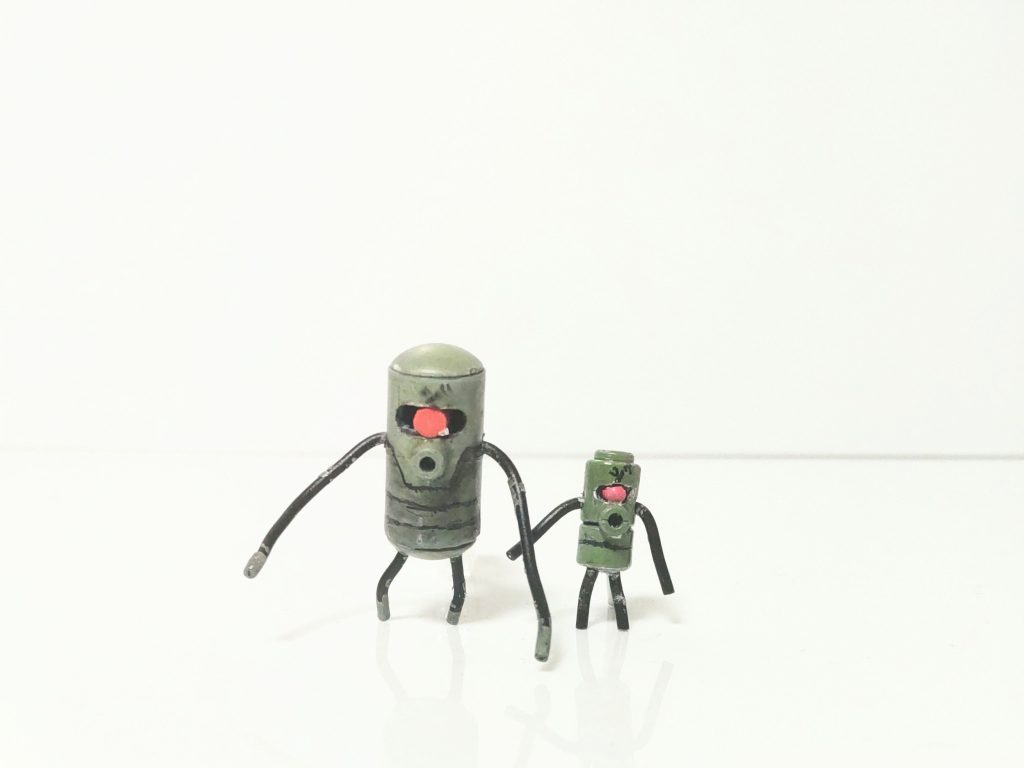 サク（ 全長3cm）と並べて