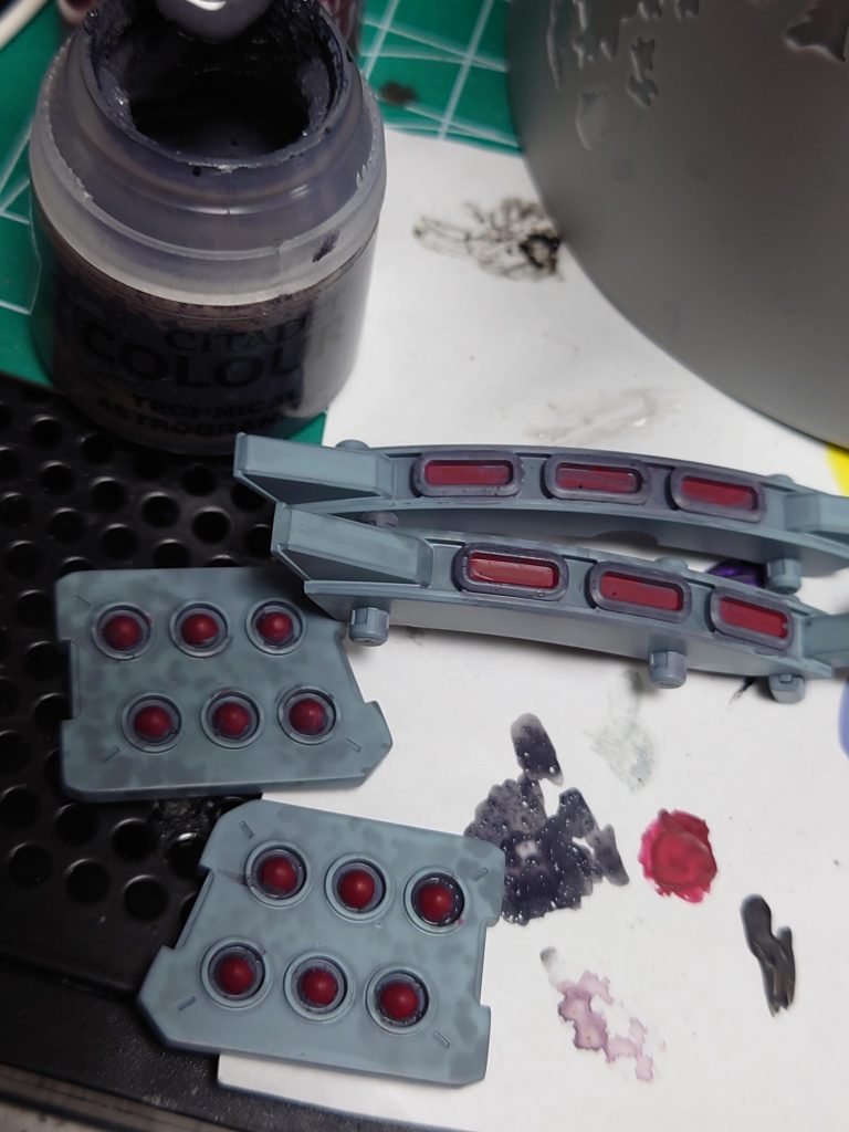 細々とした塗り分け箇所多いですが、シタデルカラーで筆塗りして塗り分けしています。