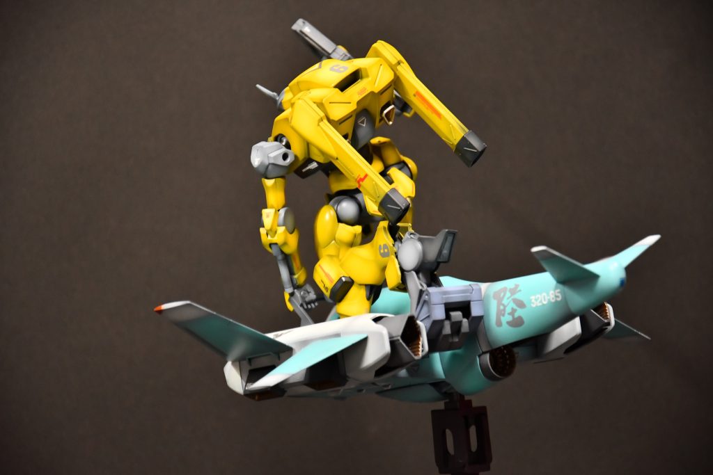 乗り込み態勢、左後ろ姿。