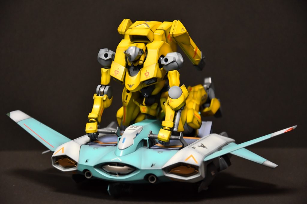 乗り込み態勢、バー両手持ち。