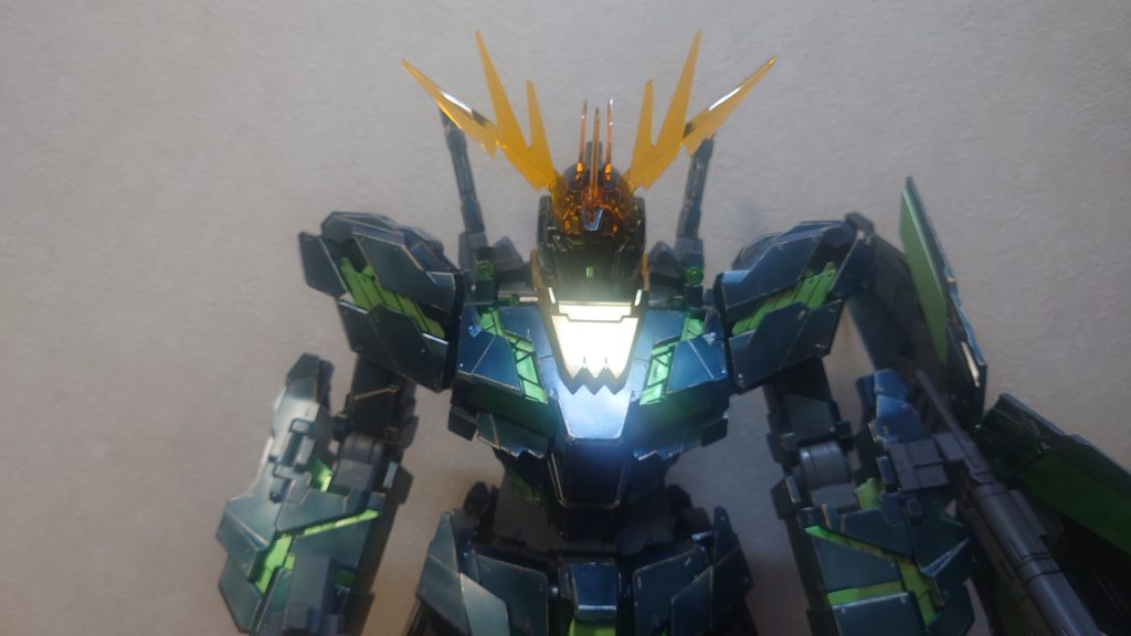 最終決戦のサイコフレーム覚醒カラーです。メガサイズモデルって可動域が狭いんですね。。。腕を横に伸ばせませんでした。