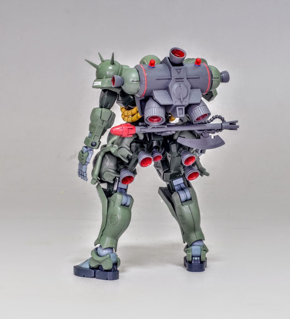 肩アーマーにトゲを追加、腰部にヒートホークとシュツルムファウストをマウントできるように改造しました