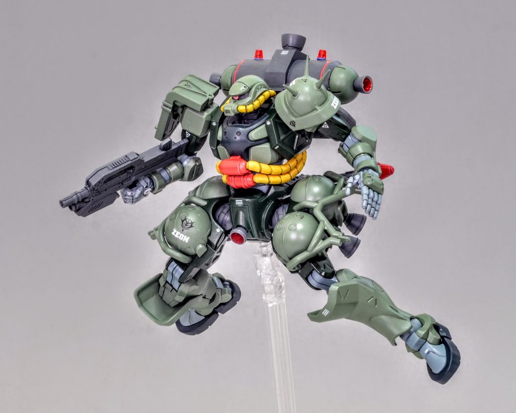 主兵装のマシンガンはプルバップタイプを装備