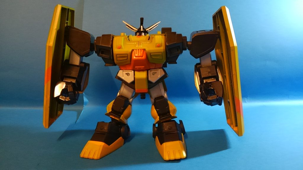 元キットはSD三国伝の真 豪華 龍装 劉備ガンダム。両肩はHGキットにかつてよく付属していたスタンド。トライジェスターの胴体部分を収納することでウェアとする暴挙。