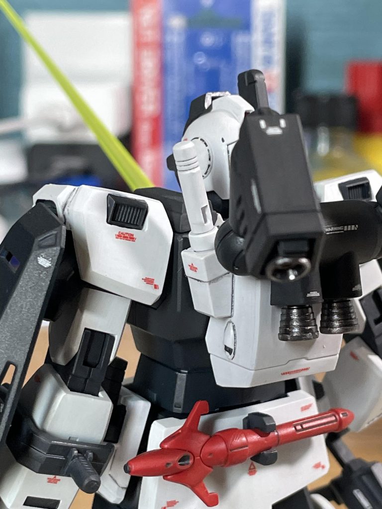 ジムⅢのミサイルポッド接続部分は市販パーツで埋めてあります。