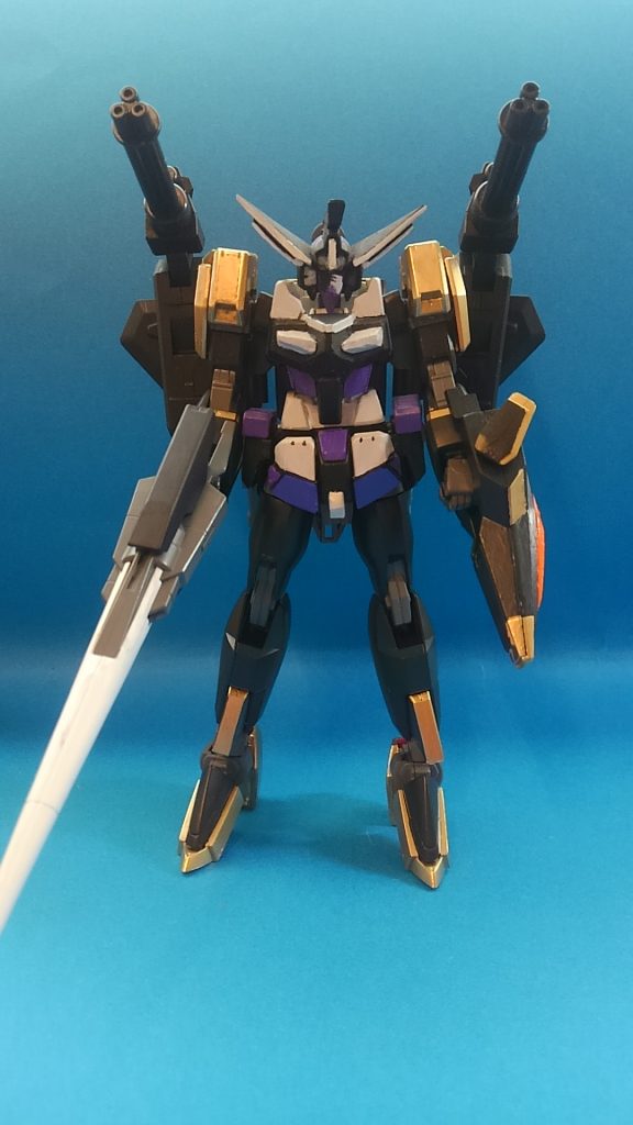 人型形態。ドッズランサーはそのまま流用。ガンダムAGE-3のコアファイター部分を四足歩行形態の頭部兼シールドに見立てている。