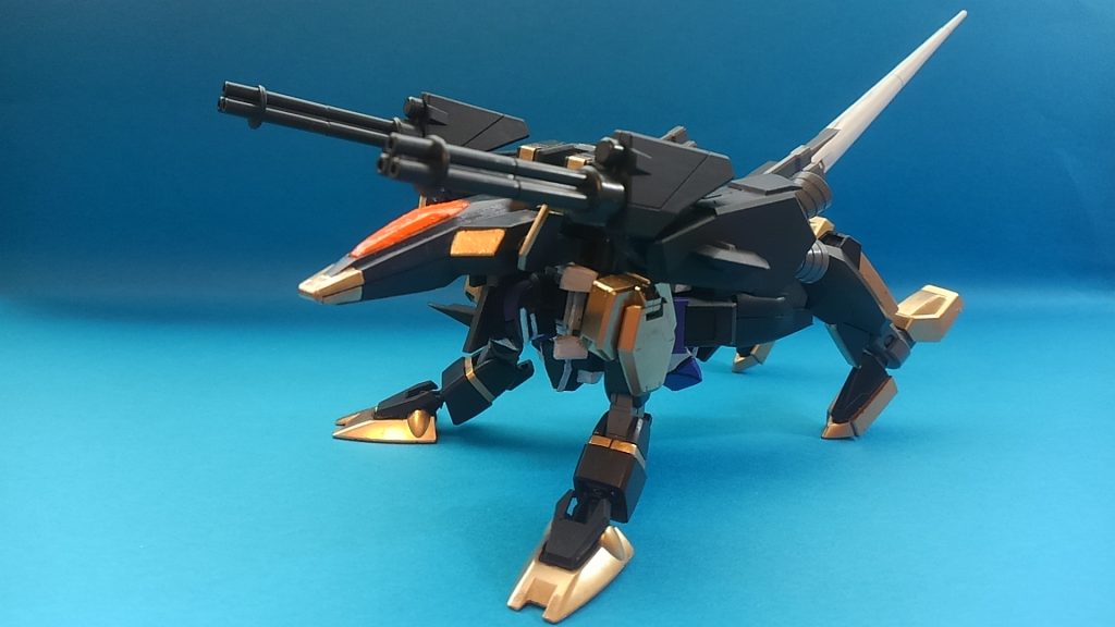 四足歩行形態。前足のパーツは、人型形態時には背部バックパックに接続してある（変形時に人型の拳パーツと交換）。