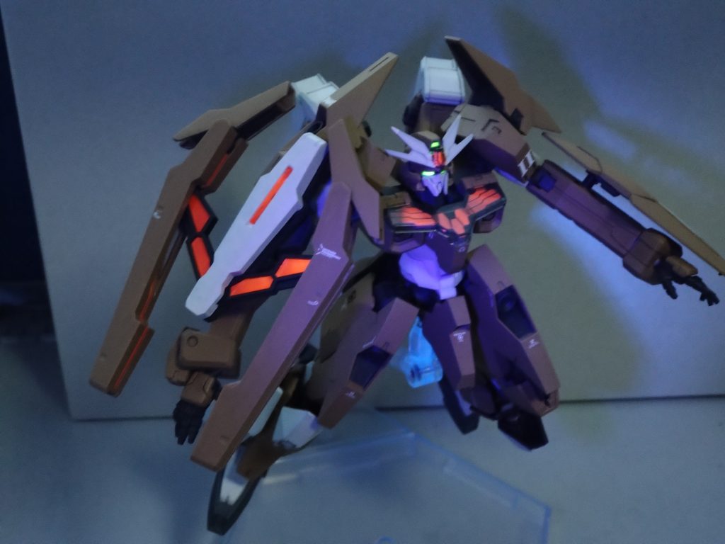 GAND-ARM搭載機なので、当然光ります。